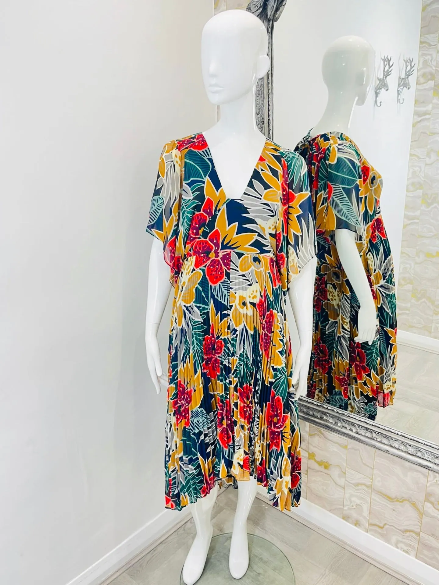Club Monaco Floral Print Dress. Size 8US